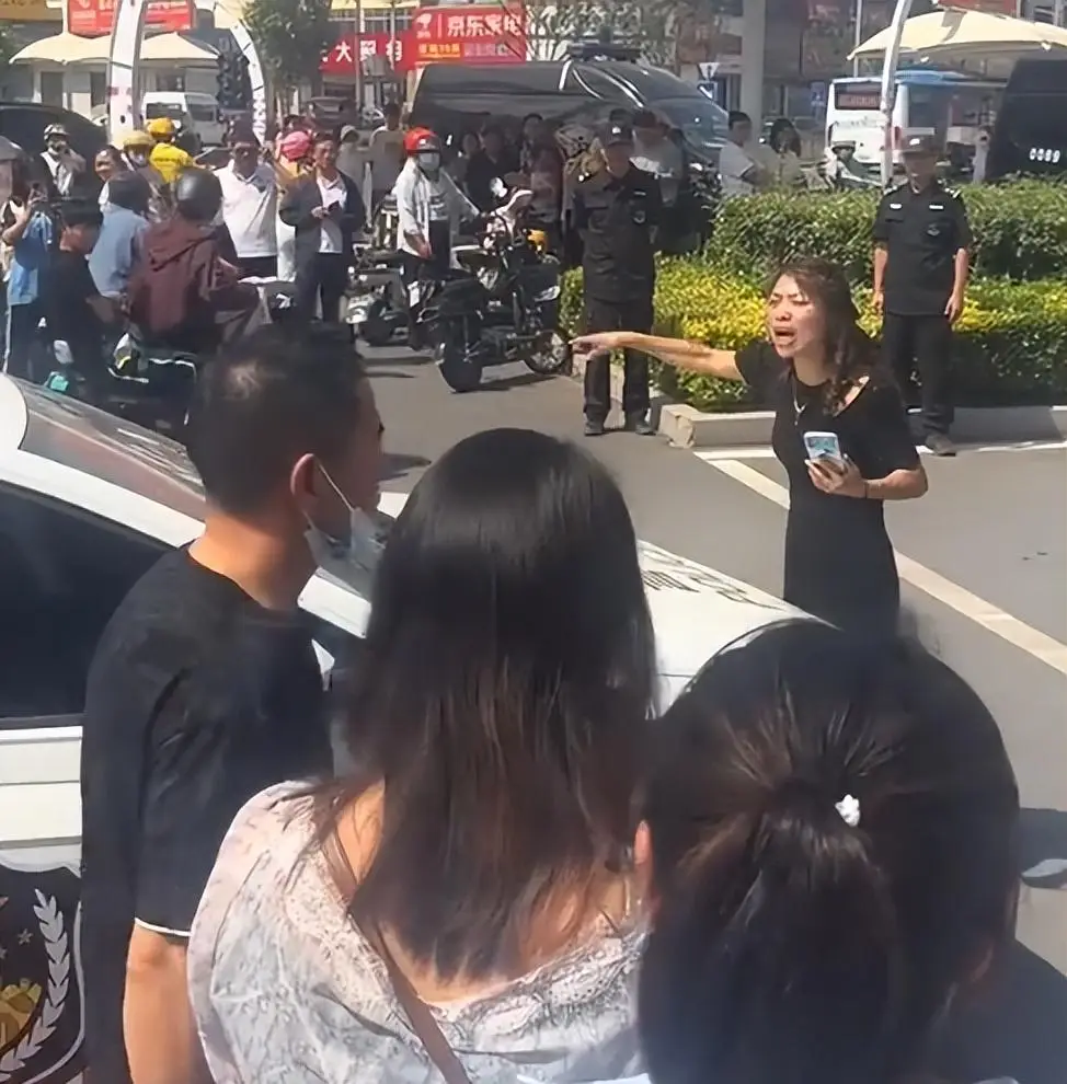 网红女的著名黑料,_女网红陈某玲真面目曝光_美颜滤镜下的照骗现形记