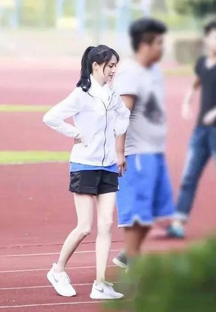 女星下半身惨不忍睹:郑爽牙签腿 范冰冰腿粗屁股大